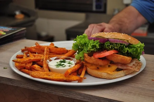 Kyllingeburger med sød kartoffel-fritter