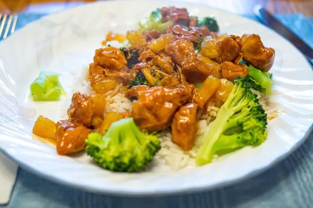 Grillet kyllingebryst med brune ris og broccoli